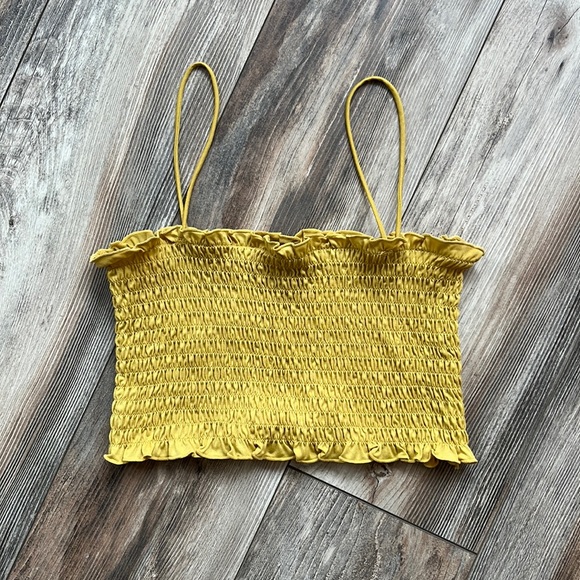 Tops - Forever21 • Ruched Crop Top